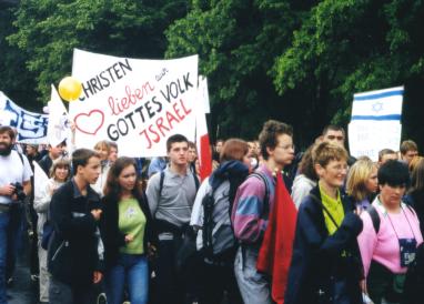 Junge Leute beim Jesus-Tag in Berlin am 20. Mai 2000.
