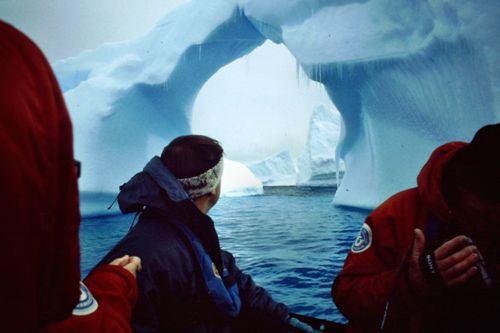 Ein Eistor in der Antarktis