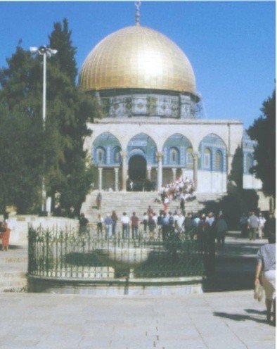 Dieses Bild vom Felsendom nahm ich vom Vorplatz der Al-Aksa-Moschee auf, jene gefiel mir äußerlich überhaupt nicht, weswegen ich von ihr auch kein gutes Foto habe. Die Al-Aksa Moschee ist ein richtig häßlicher Bau!
