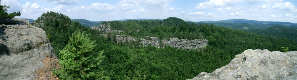 Der Kanstein und der schwarze Teich in der Massenei