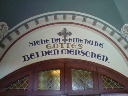 Der Eingang meiner Heimatkirche