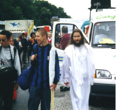 Ob er da schauspielerte? Aber recht schlecht! Komischer Clown!